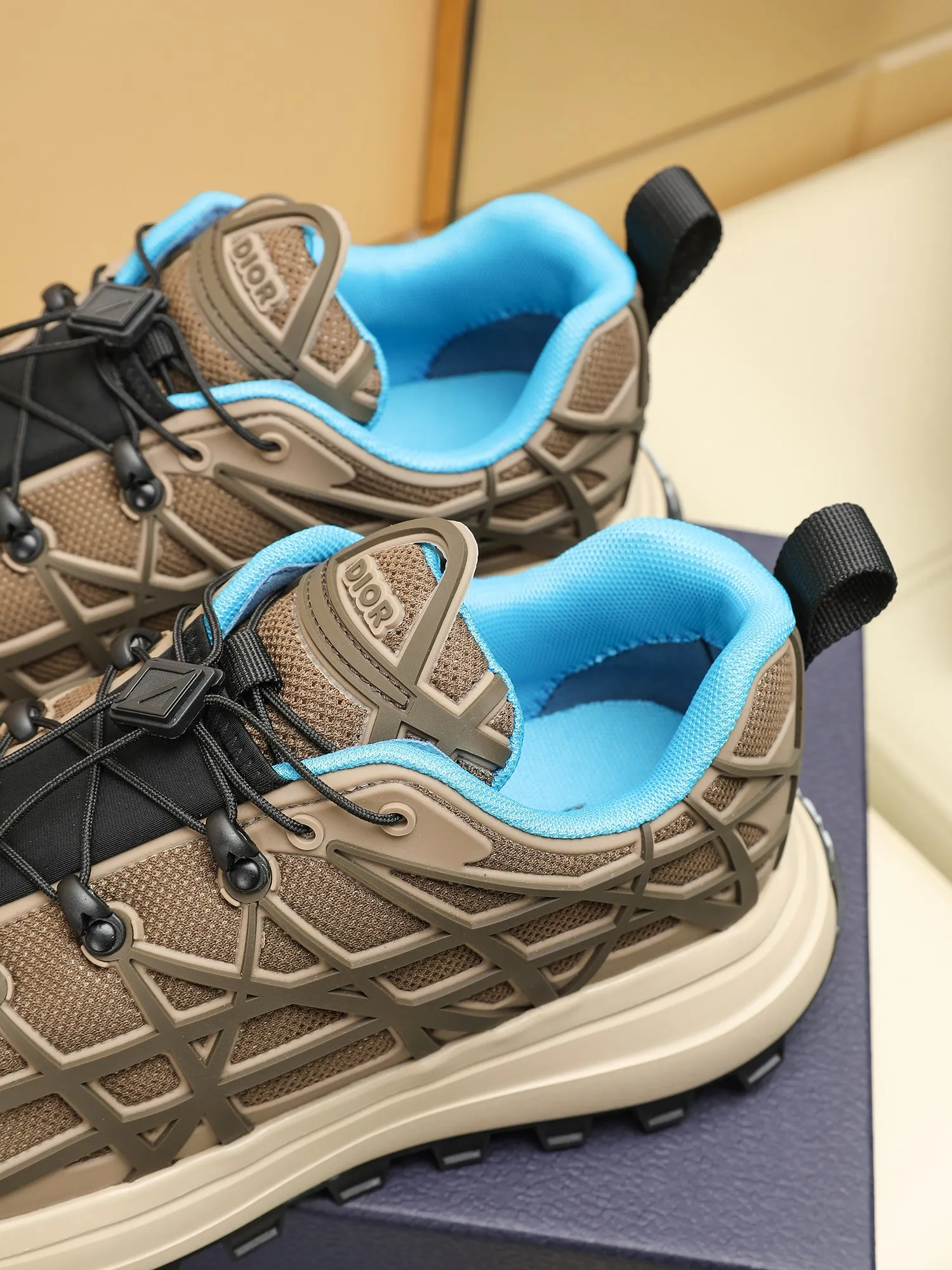 Men's Men's Shoes 💰520 [New Style] 🏍️🏍️Dior-B31 RUNNER sneakers highlight the fashionable silhouette, decorated with curved cannage pattern, reinterpreting classic patterns in a structural style, enriching Dior's 2023 summer men's wear series. Meticulously crafted using the advanced craftsmanship of hiking shoes, it blends outdoor culture with Dior heritage. Code number 38-45, multiple colors available, 38-44 (45 can be customized